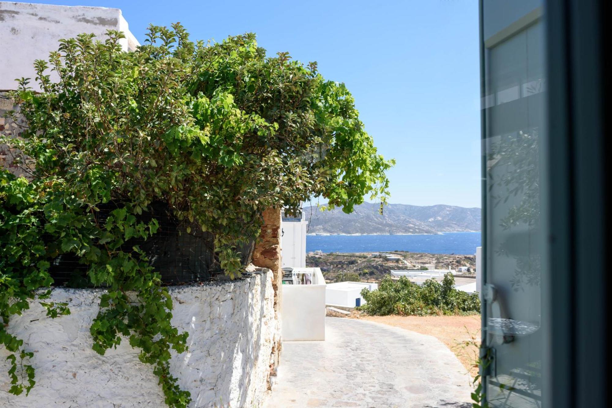 Mezzolovero Suites Kímolos Chambre photo